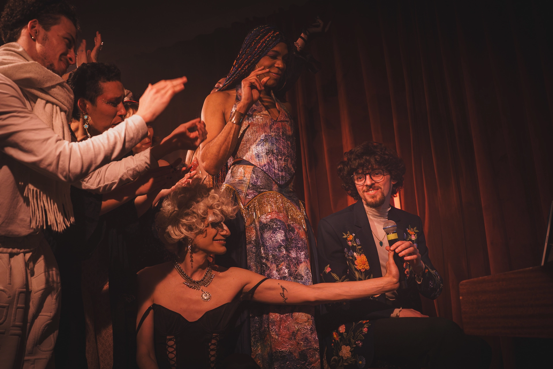 Anthony Mounier saluant à la fin du cabaret des lumières