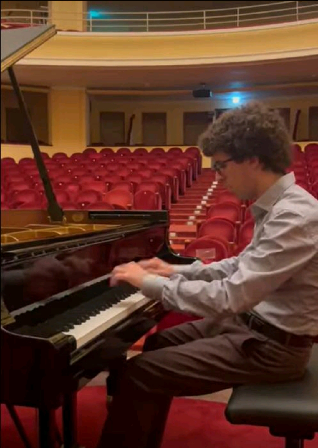 Anthony Mounier au piano dans une salle de concert