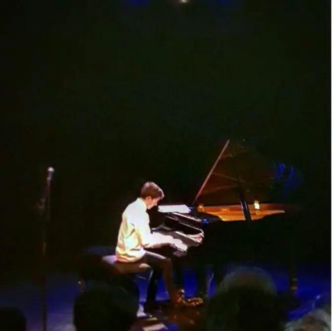 Anthony Mounier au piano sur scène