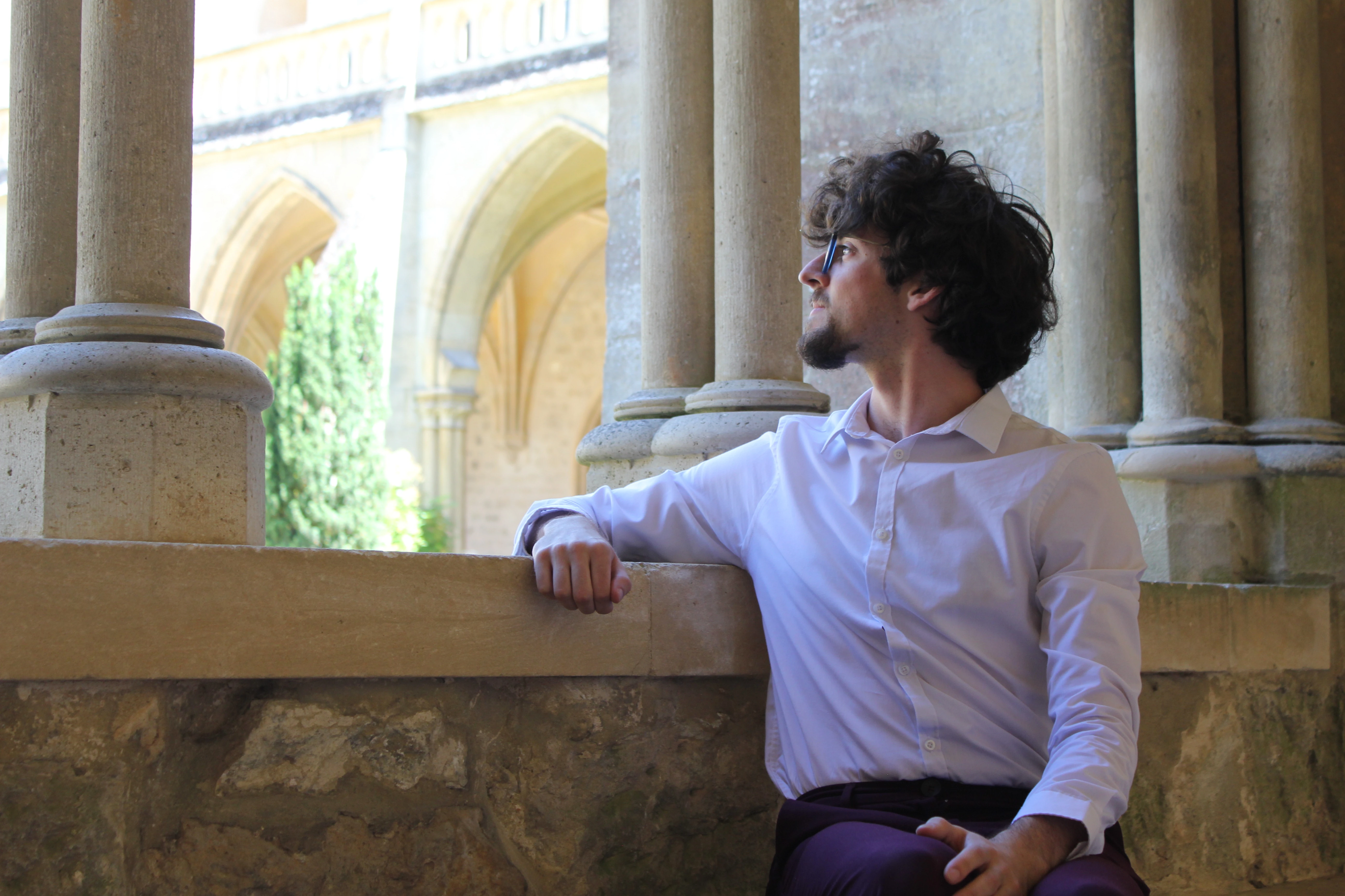 Anthony Mounier regardant au loin, pensif, à l'abbaye de Royaumont
